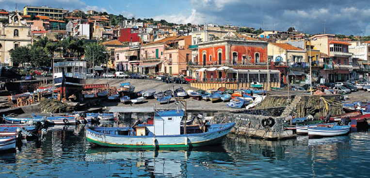 pescatori e barche ad Acitrezza Hotel Nettuno Catania
